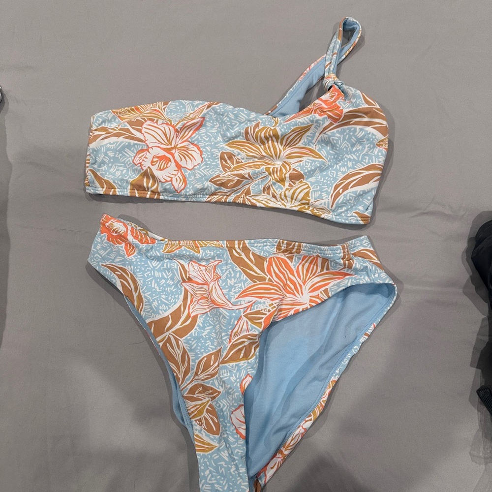 Roxy Floral One-Shoulder Bikini Set Small bottom and medium top